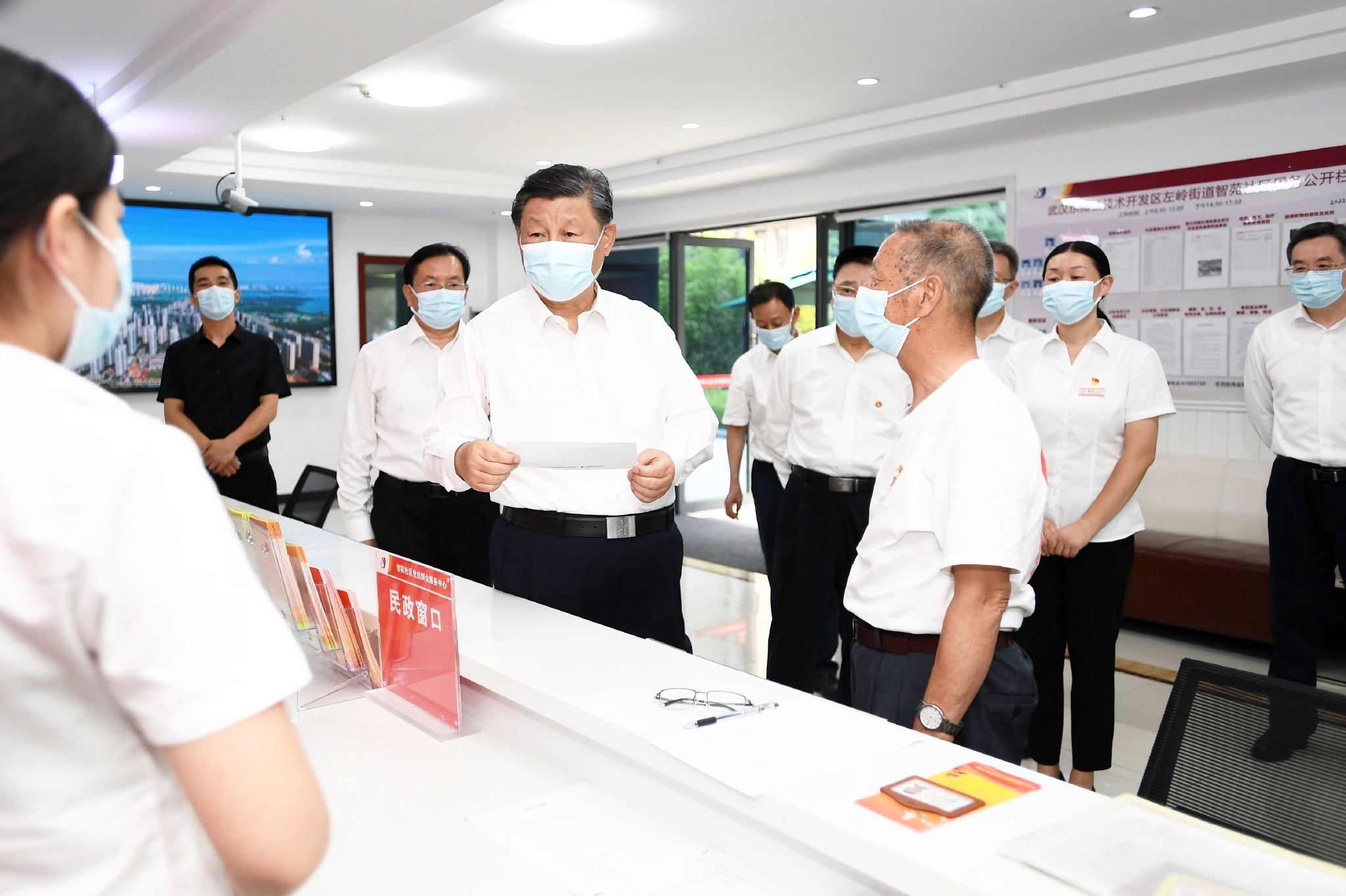 6月28日,中共中央总书记、国家主席、中央军委主席习近平在湖北省武汉市考察。这是28日下午,习近平在东湖高新区左岭街道智苑社区党群服务中心,向社区工作者了解党建引领基层社区治理及便民服务等情况,并同前来办事的老年人亲切交谈。
