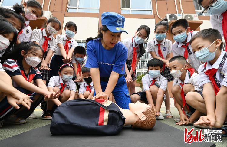 2022年6月28日,在河北省邯郸市邯山区滏河学校,邯郸蓝天救援队的队员为学生们讲解心肺复苏救护知识。通讯员郝群英摄