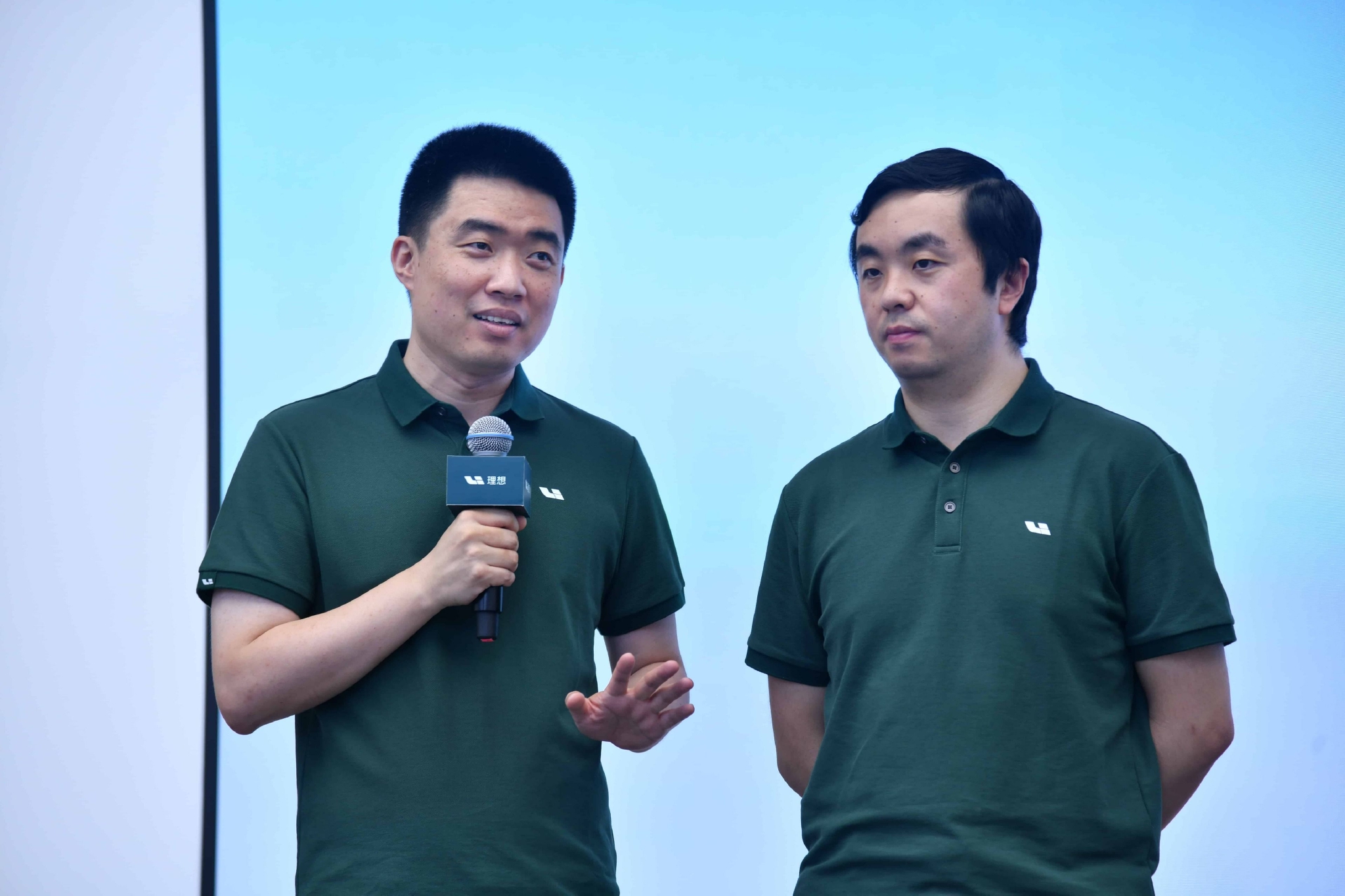 理想汽车CEO李想(左)图片来源:企业供图