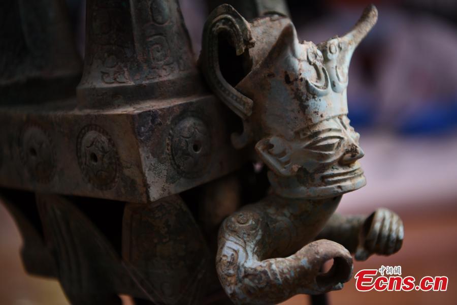 <p>Photo taken on June 29, 2022 shows part of the vessel resembling human figurines excavated from the No.3 Sacrificial Pit of the Sanxingdui Ruins site in Guanghan, southwest China's Sichuan Province. (Photo: China News Service/Zhang Lang)</p>
