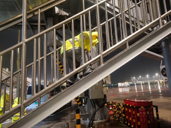 首都机场博维公司全力做好雷雨天气航班保障  第2张