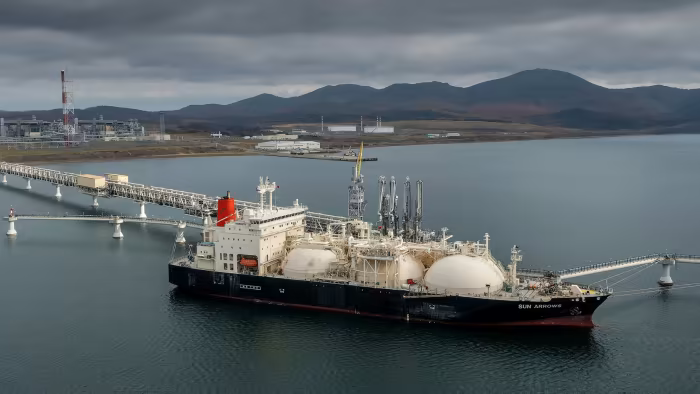 俄罗斯普里戈罗德诺耶港的油轮正在装载“萨哈林2号”的液化天然气 图源：《金融时报》