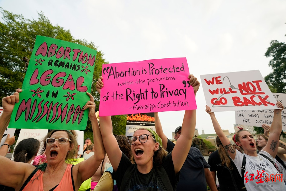 ▲许多堕胎权利倡导者抗议称，堕胎权应该受到宪法保护