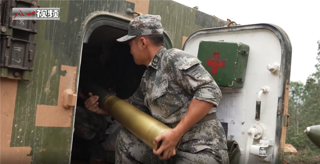 图片说明：战士们手扛炮射导弹 中国军网截图