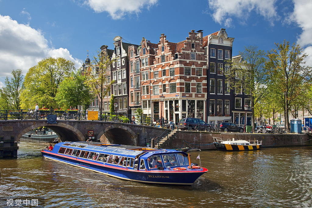 阿姆斯特丹运河上的游船 图源 视觉中国