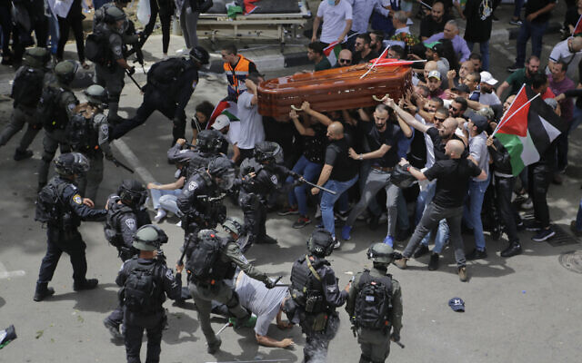 以色列警方和送葬人员发生冲突（图源：外媒）