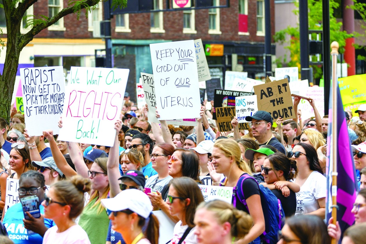 7月2日，人们在美国俄亥俄州一所法院外集会游行，抗议最高法院推翻“罗诉韦德案”。（法新社）