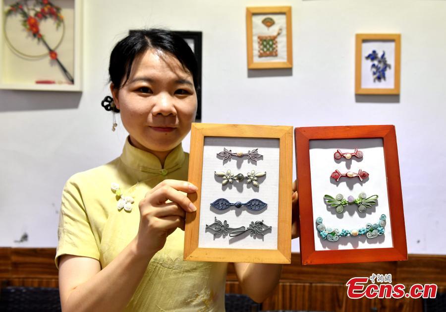 <p>Xu Dongfang works on a traditional Chinese knot button in Fuzhou, Fujian Province, July 3, 2022.  (Photo: China News Service/Lv Ming)</p>