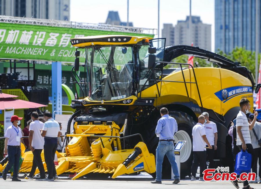 <p>A staff member introduces machine to a visitor during the 2022 Agricultural Machinery Expo in Urumqi, capital of northwest China's Xinjiang Uyghur Autonomous Region, July 3, 2022. (Photo: China News Service/Liu Xin)</p>