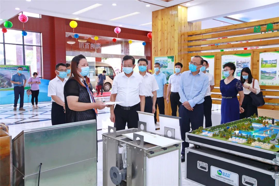 李彬一行到梧州市碧清源科技环保有限公司了解企业开展纳米陶瓷膜生产经营及环保科技转化工作。熊俊伟 摄