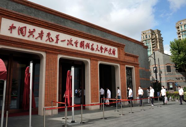 7月1日,上海市新党员代表进入中共一大纪念馆参观。(新华社发)