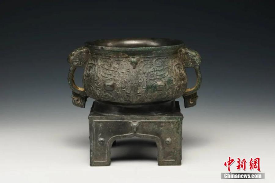 <p>A total of 228 pieces of relics were discovered from the tomb, including bronze wares , pottery wares and jade wares.</p>