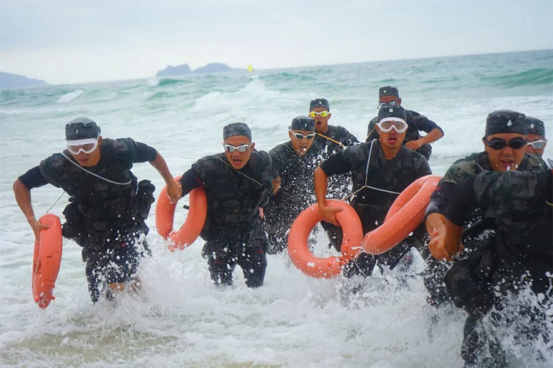 身处陌生海域，海况难以捉摸，汹涌海浪一波未平一波又起，给官兵带来不