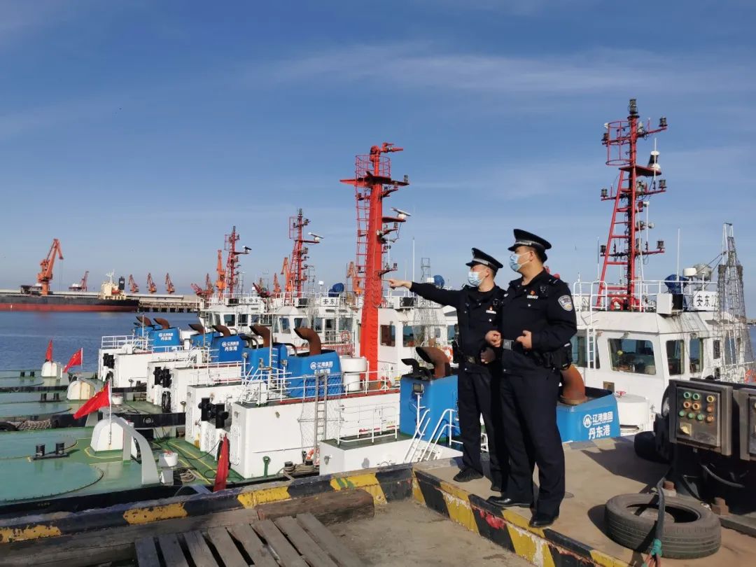 图为丹东港边检站移民管理警察在港区巡查。