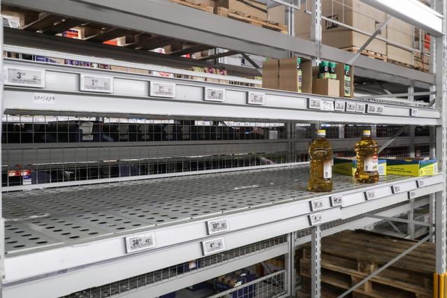 ▲3月26日,德国首都柏林一家超市中商品短缺的食用油货架。图/新华社