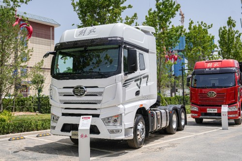 J7 15L大马力牵引车