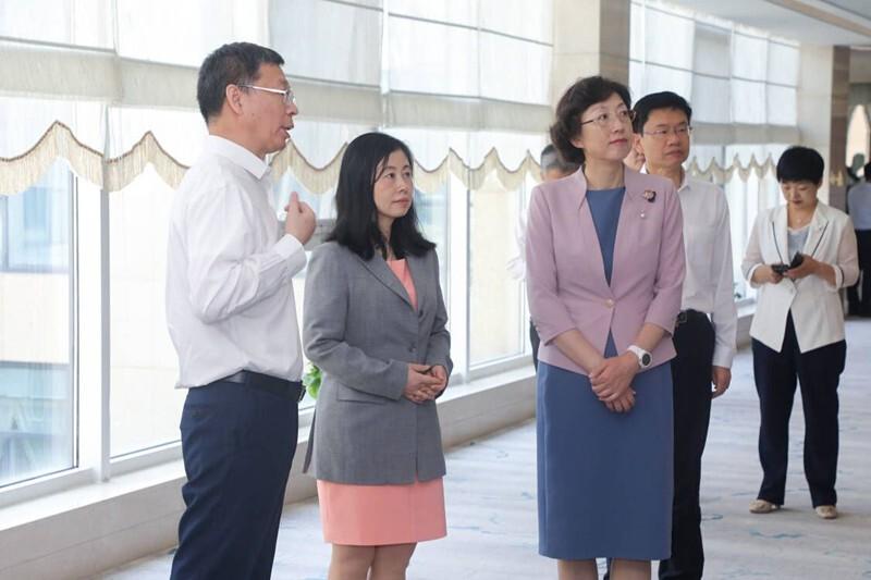 汪润怡总裁,宋宁华副总裁向张惠书记介绍采埃孚集团业务及日照项目