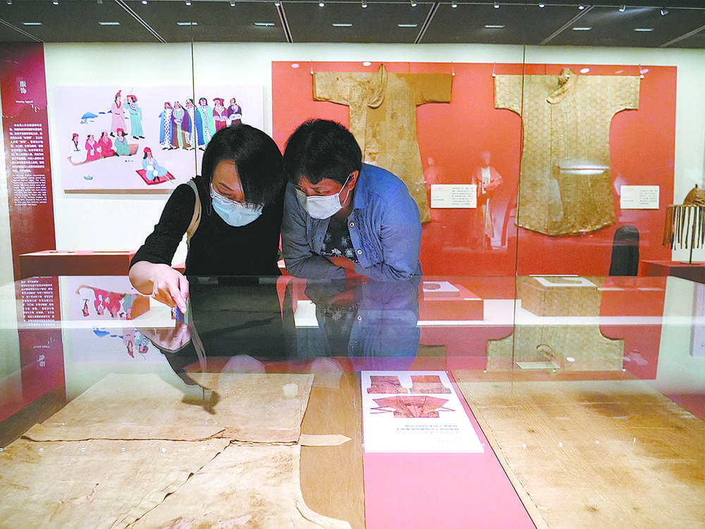 丝绸之路青海道出土的珍贵丝绸文物展品，吸引市民驻足观看。本报记者 郭靓 摄