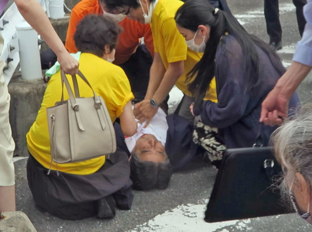 安倍晋三遭枪击后 现场工作人员曾大喊求助路人 图源 视觉中国