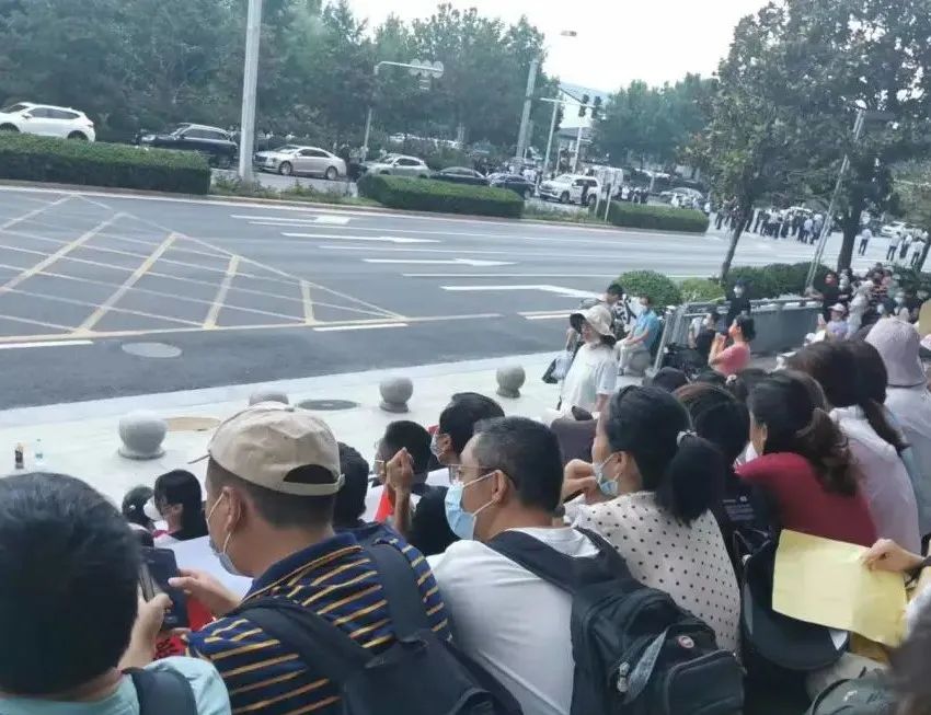 7月10日,聚集在中国人民银行郑州中心支行的储户(受访者供图)