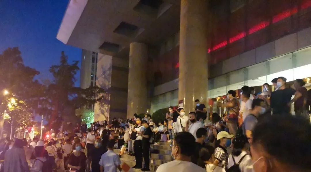 7月10日,聚集在中国人民银行郑州分行的储户(受访者供图)