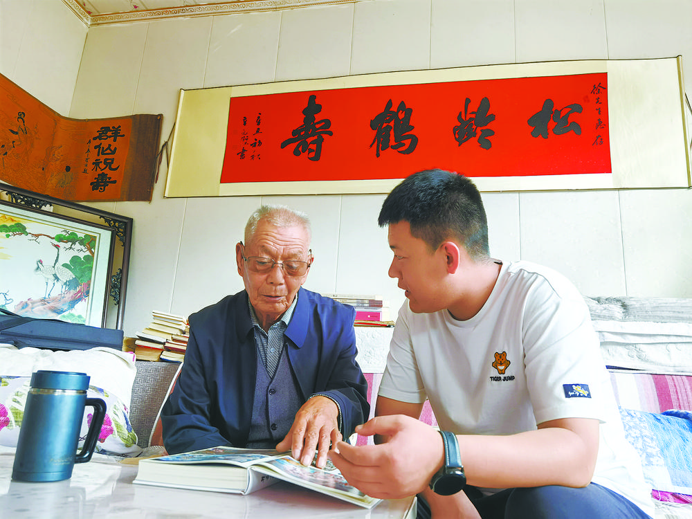 86岁的徐进科老人给徐浩讲过去村里的故事。本报记者 王煜鹏 闻皓 摄