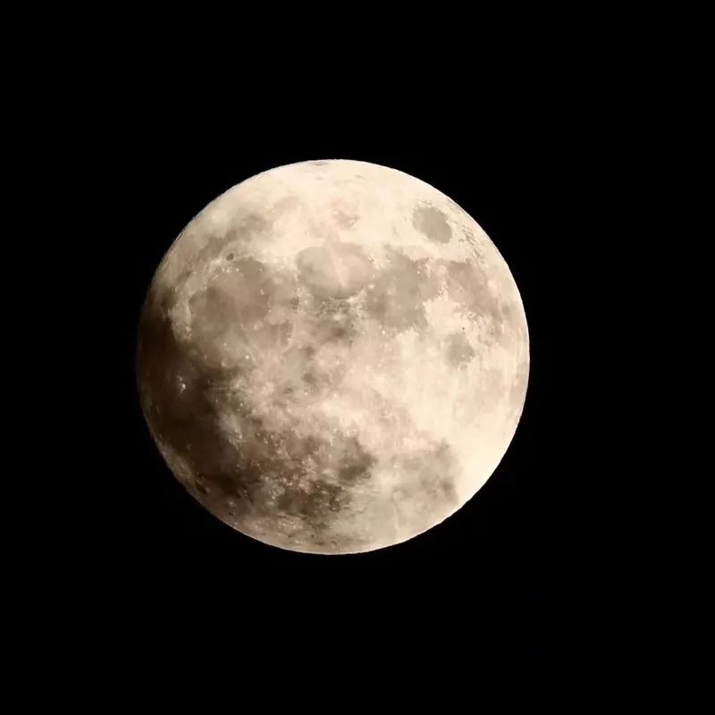 台湾嘉义市兰潭小学天文台观测的满月 
