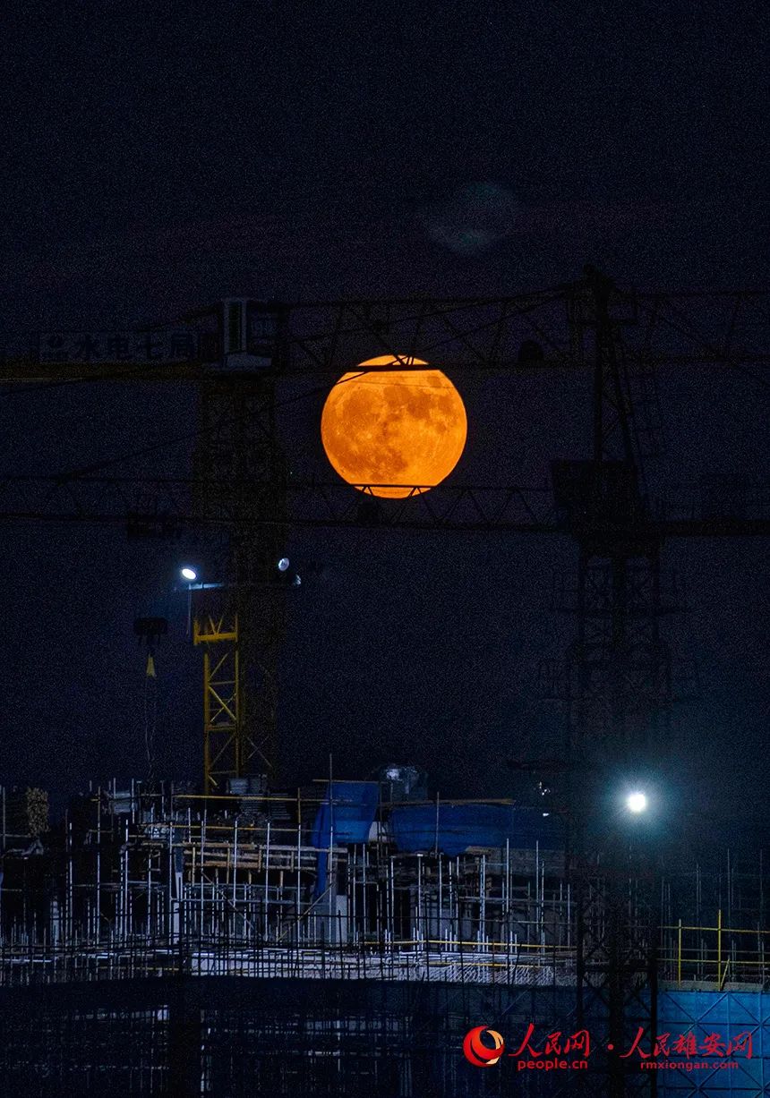 在雄安工地上拍到的“超级月亮”。杨亚文摄
