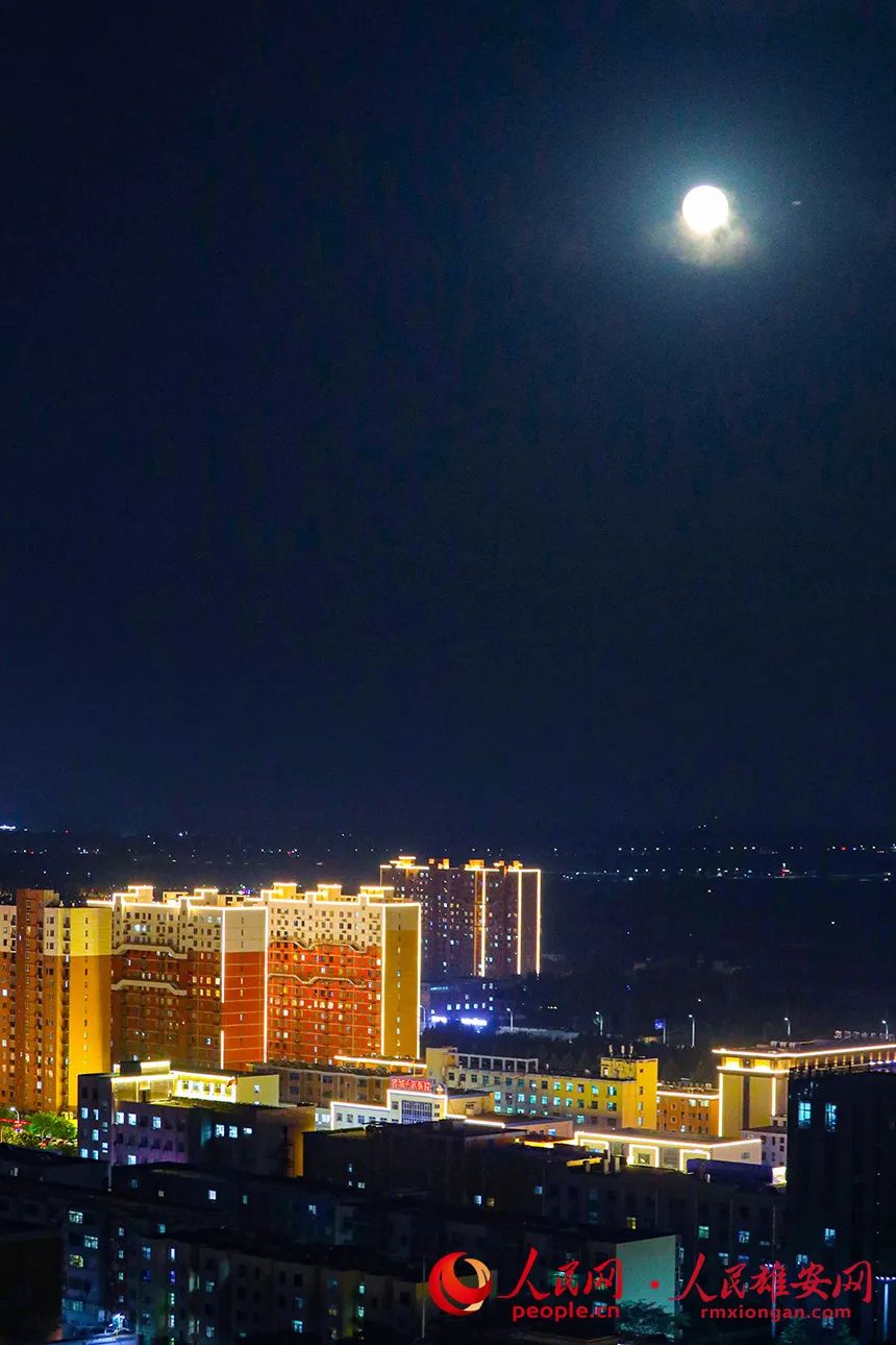 在容城县城拍到的“超级月亮”。胡忠摄