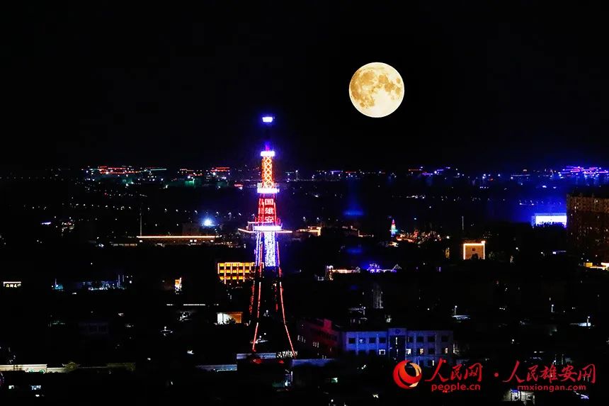 在雄安容城县城拍到的“超级月亮”。胡忠摄