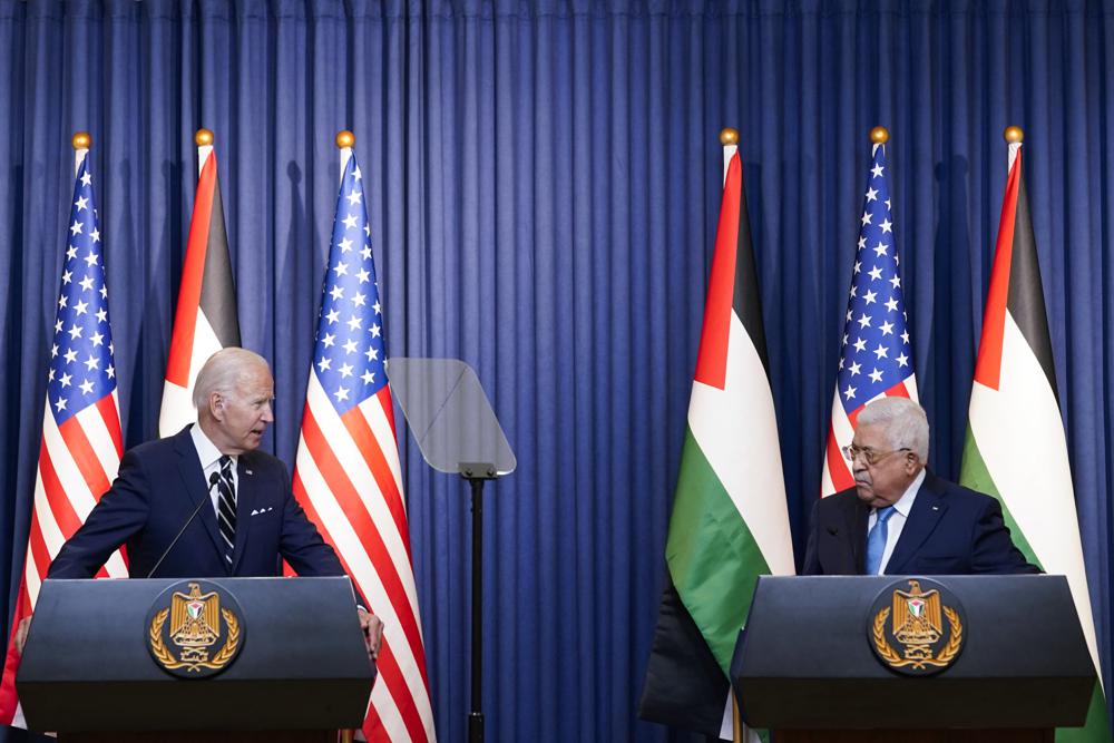 美国总统拜登与巴勒斯坦总统阿巴斯在位于约旦河西岸的伯利恒举行会晤。（美联社图）