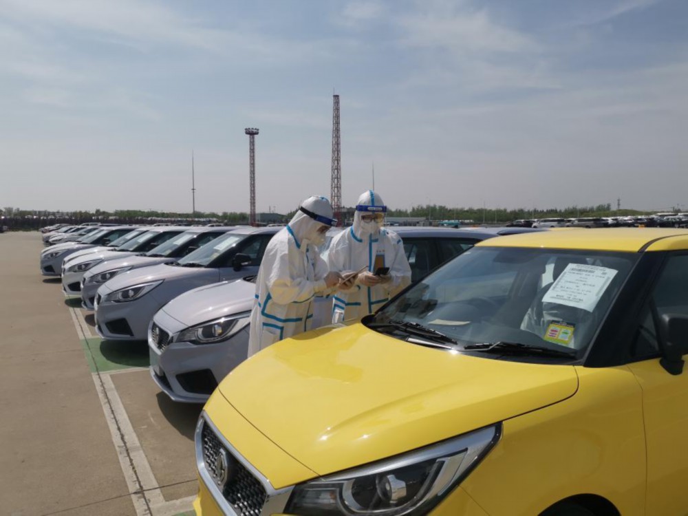 　　6月23日，上海外高桥港区海关关员正在保障自主品牌汽车出口。新华社发（受访对象供图）