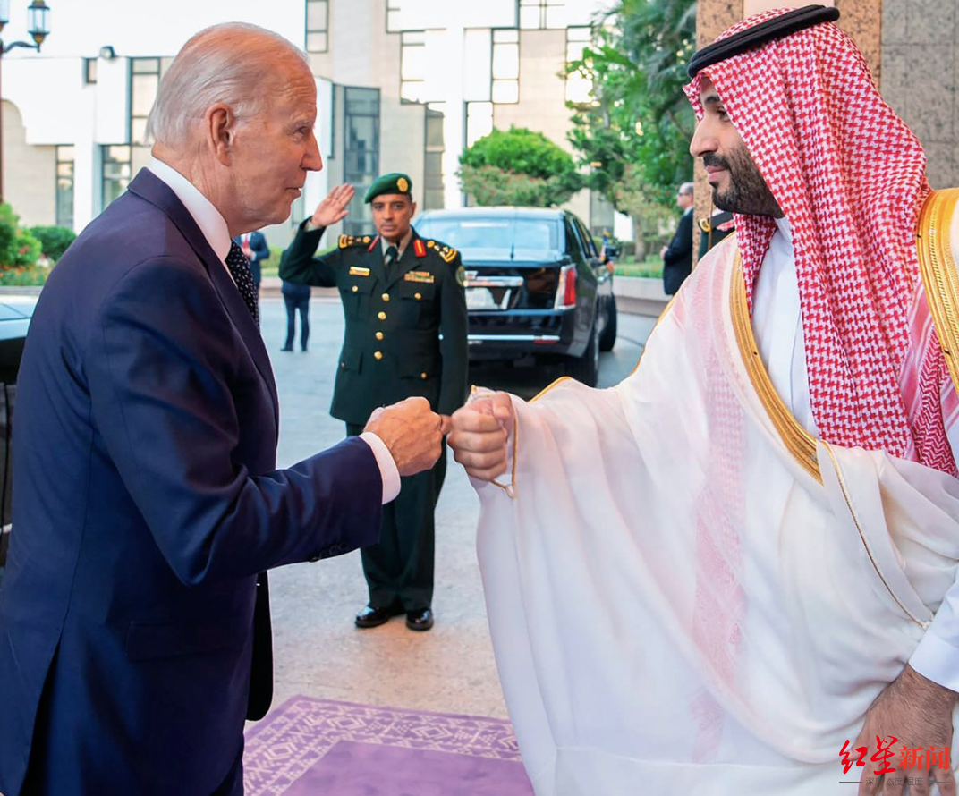 ▲沙特王储与美国总统拜登在沙特吉达的萨拉姆宫会晤，两人以撞拳的方式互致问候