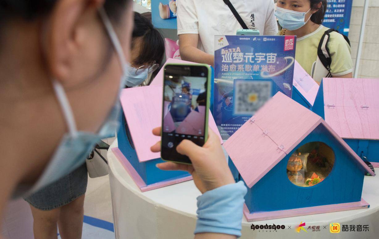 (图:体验者扫码聆听酷我音乐助眠歌单)