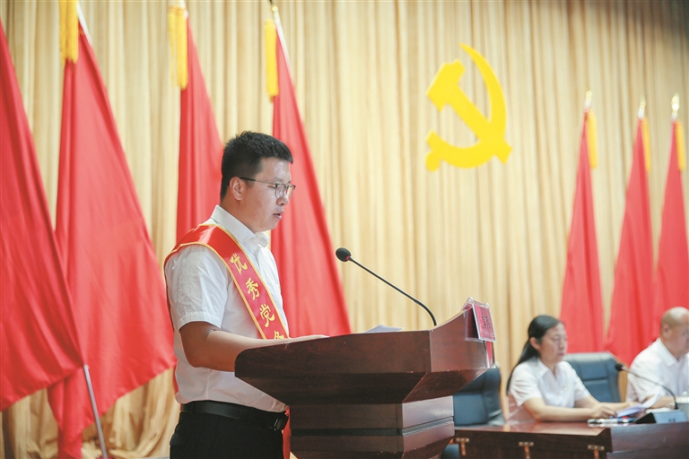 在五师八十四团“七一”双先表彰现场,周洋作为优秀党支部书记代表发言(资料图片)。吾都蒙图 摄