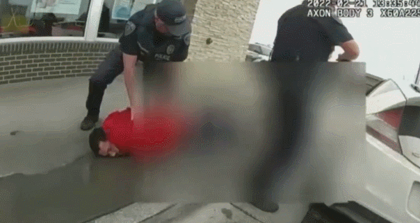 美国男子拒捕教唆4岁孩子朝警察开枪（警方视频截图）
