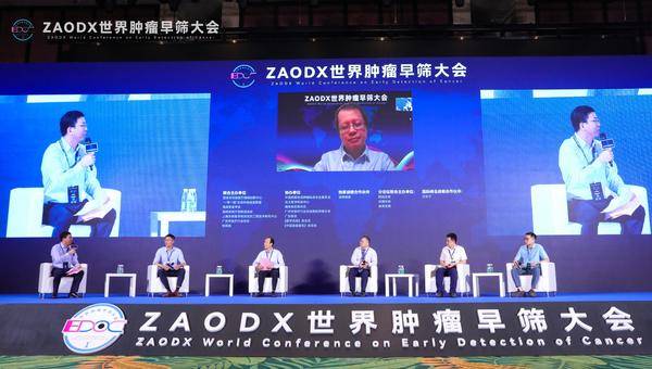 上图:钟晟博士(右一)正与同场嘉宾进行圆桌讨论
