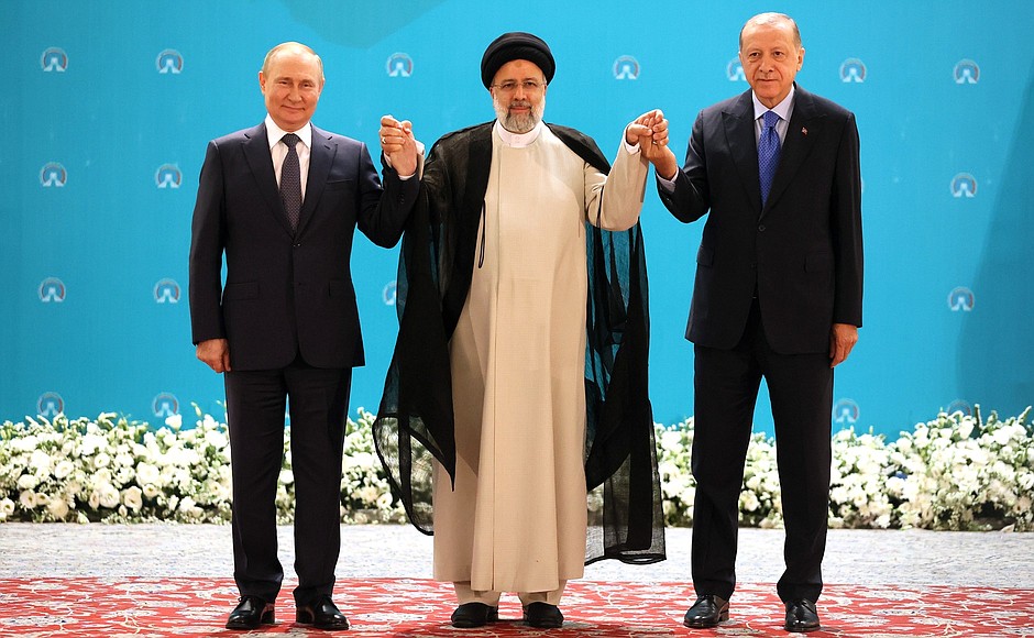 伊朗总统莱希（中）、俄罗斯总统普京（左）、土耳其总统埃尔多安（右）在阿斯塔纳进程首脑会议前合照（图源：塔斯社）