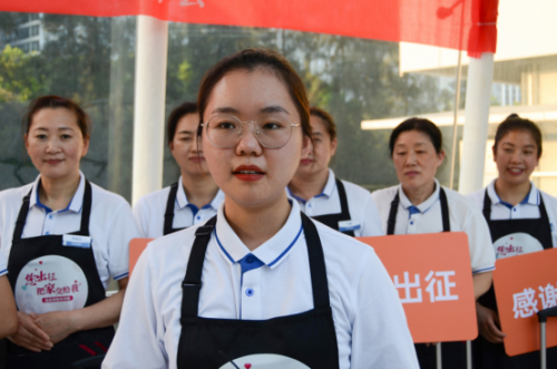 图为王文静代表轻喜到家参与深圳抗疫家庭关爱公益行动启动仪式