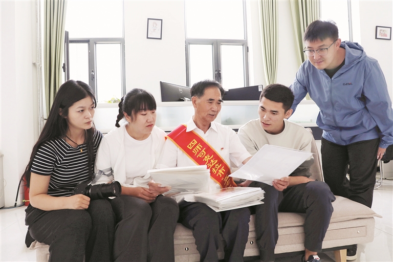 图③ 徐作怀为青年党员讲述党史(摄于6月28日)。 李惠 摄