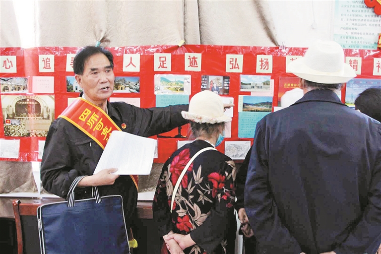 图② 徐作怀在街头为居民宣讲(摄于2021年10月8日)。 李惠 项伊 摄