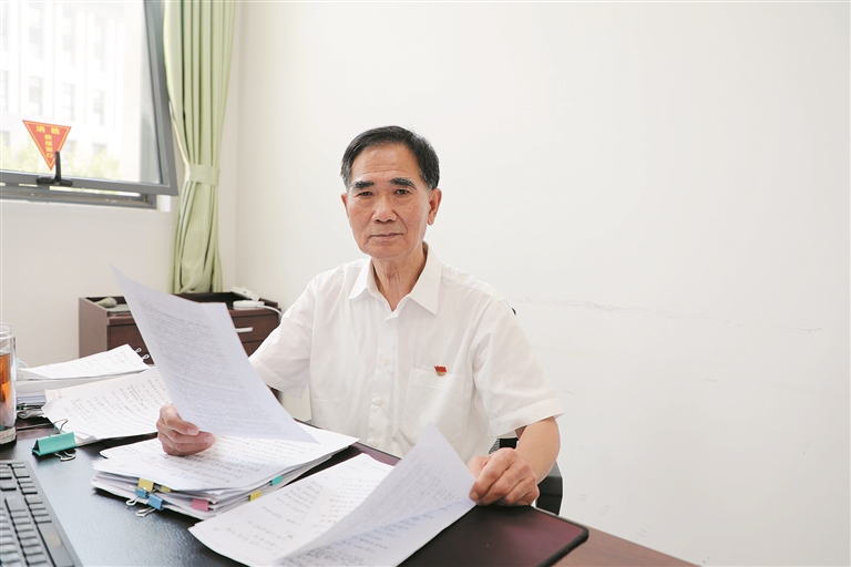 图④ 徐作怀在办公室整理宣讲资料(摄于6月29日)。 李惠 摄