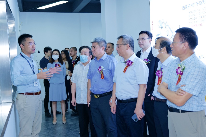 图为中国食品安全30人论坛嘉宾参观维他奶武汉工厂