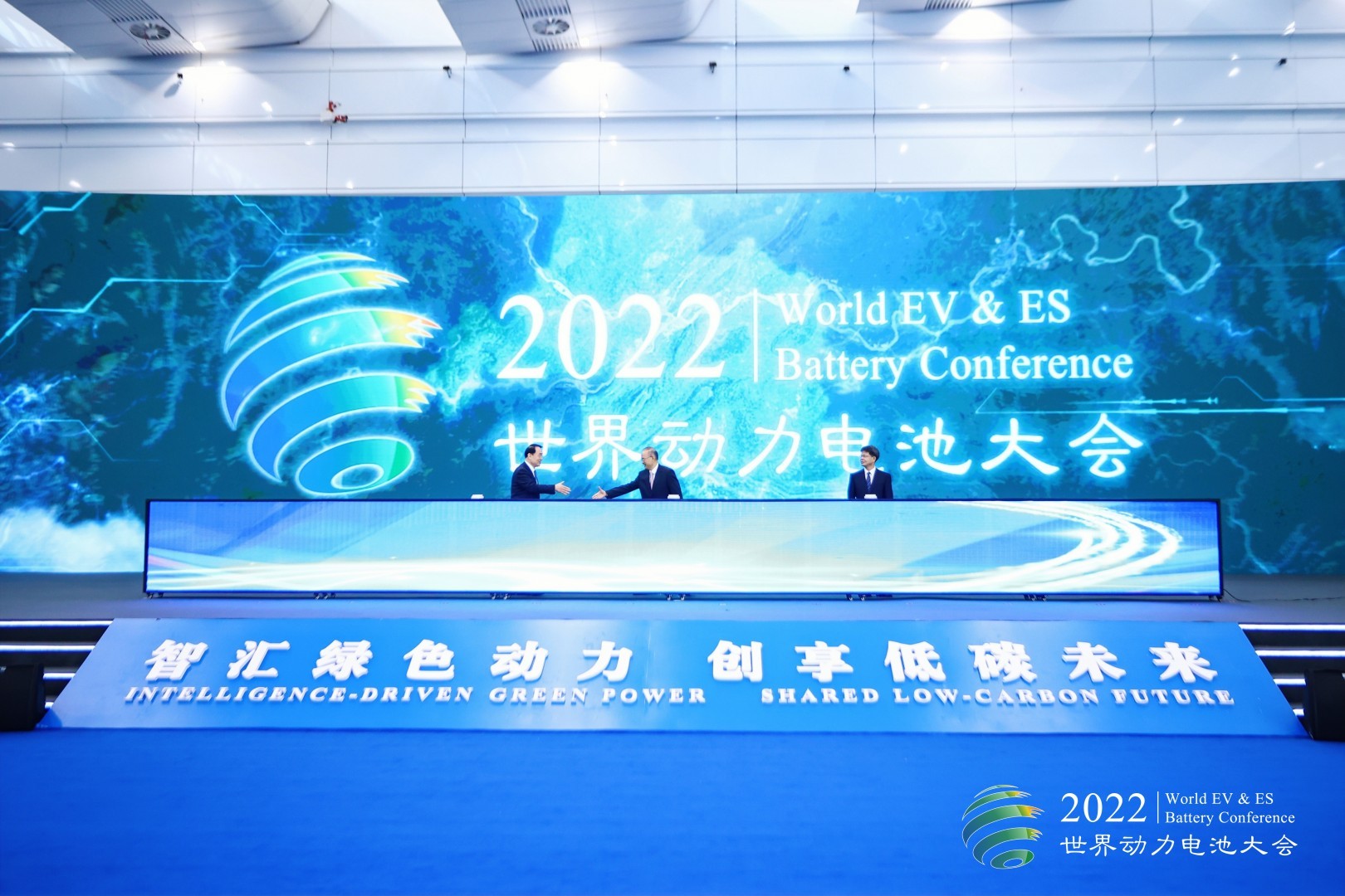 国内一线新能源车企董事长、“宁王”“迪王”等高管齐聚 这场盛会如何预示未来？