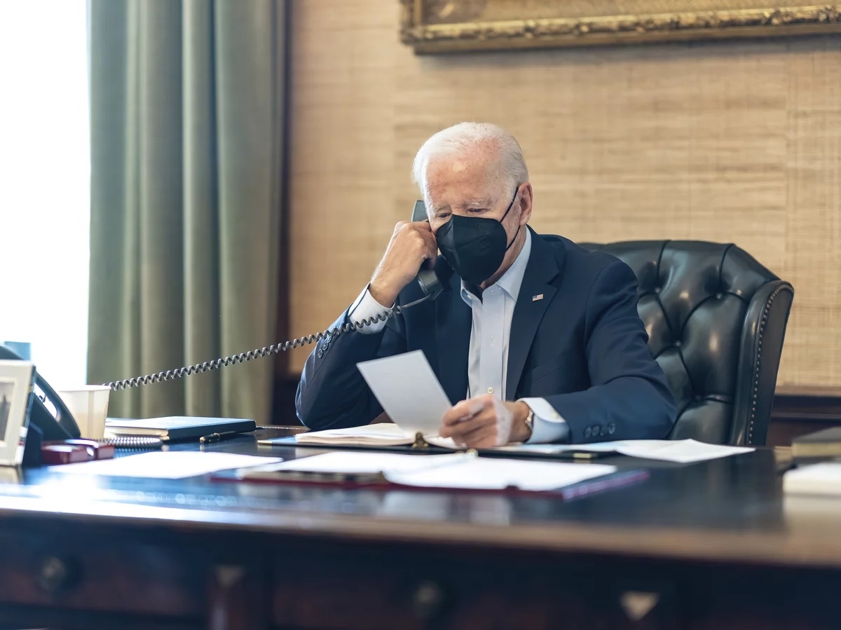 当地时间7月22日，美国总统拜登在白宫与他的国安团队通了电话。图自美媒