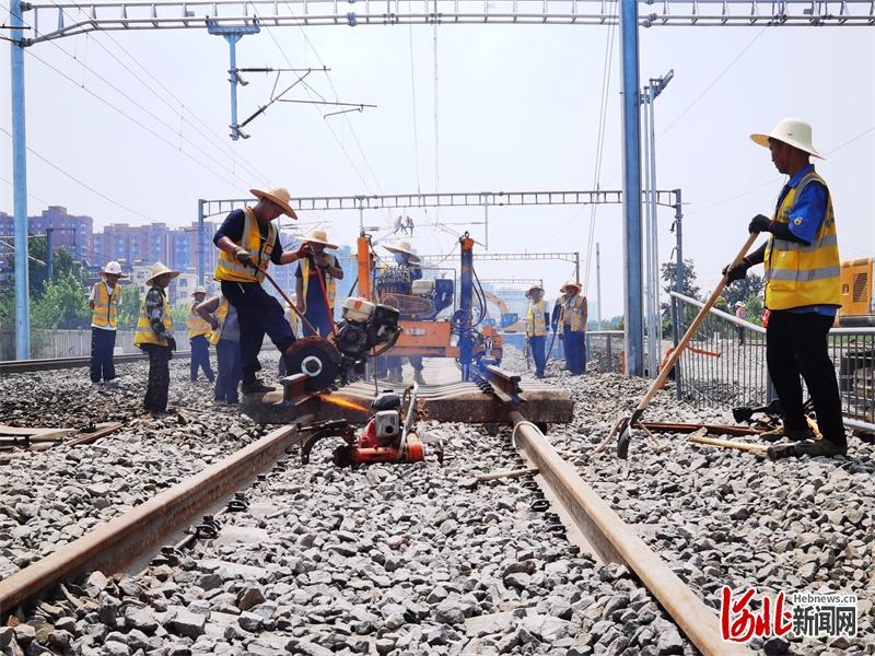 京唐城际铁路唐山站改造项目完成重点线路拨接施工