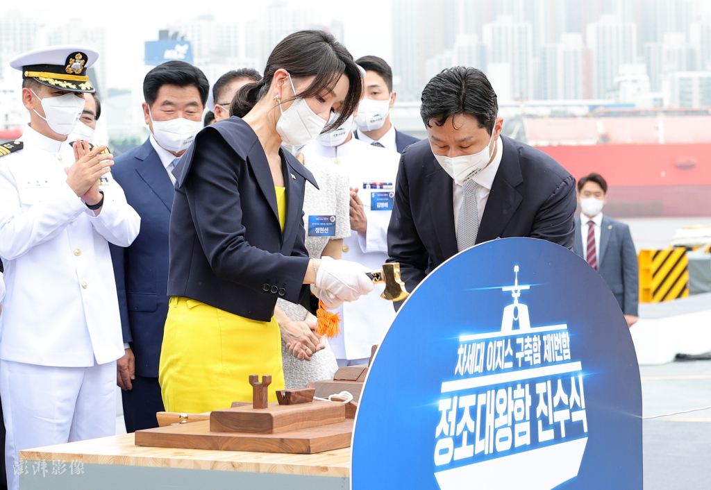 7月28日，韩国第一夫人参加“正祖大王”号下水仪式。