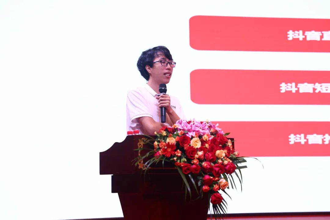 (西昊国内办公椅中心总监郑子俊讲话现场)