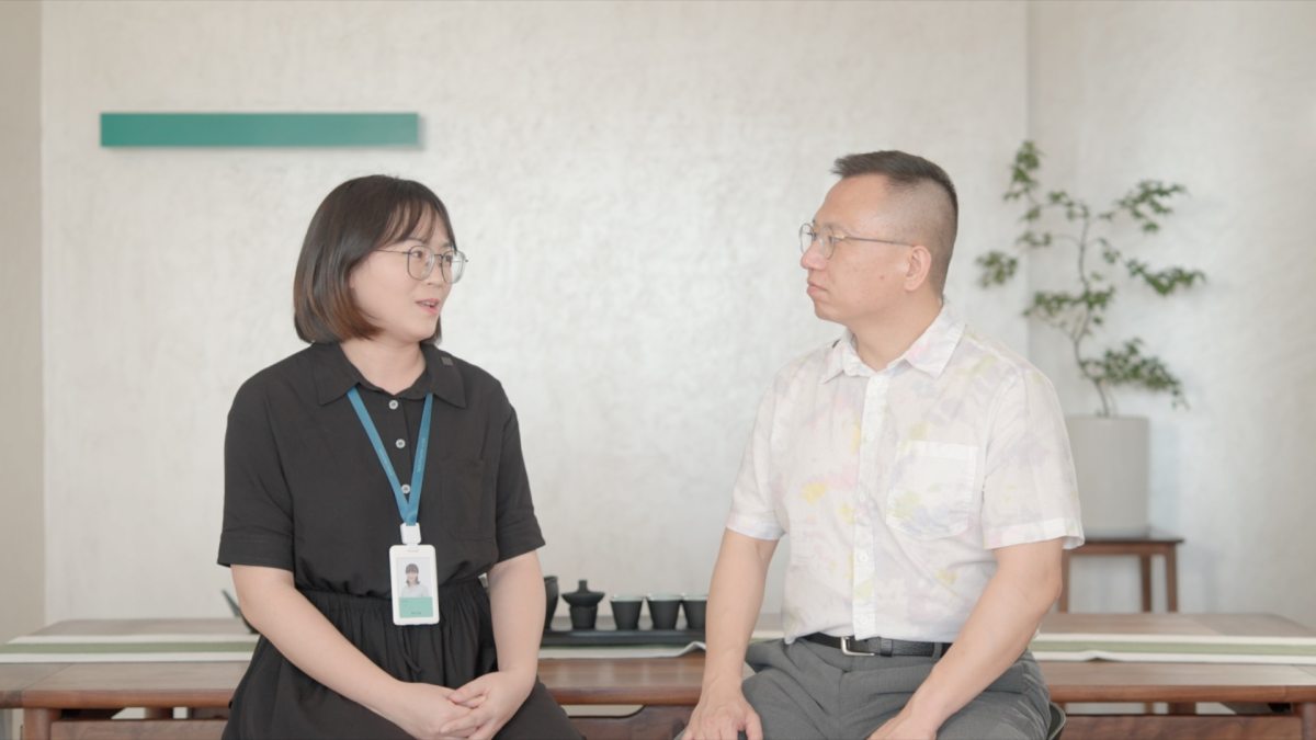 (图注:林氏木业外贸业务负责人陶玉霞解释为何二度参加阿里国际站“超级星厂牌”)