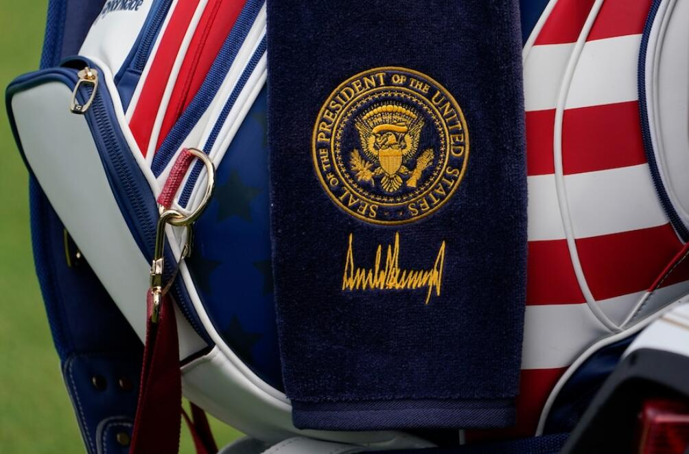 美媒曝：特朗普高尔夫俱乐部仍在使用美国总统徽章，引发争议